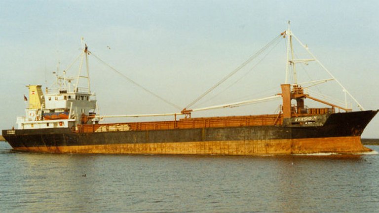 Българи и украинци трябваше да останат на борда на стар кораб, докато новите и старите му собственици се разберат за цената.