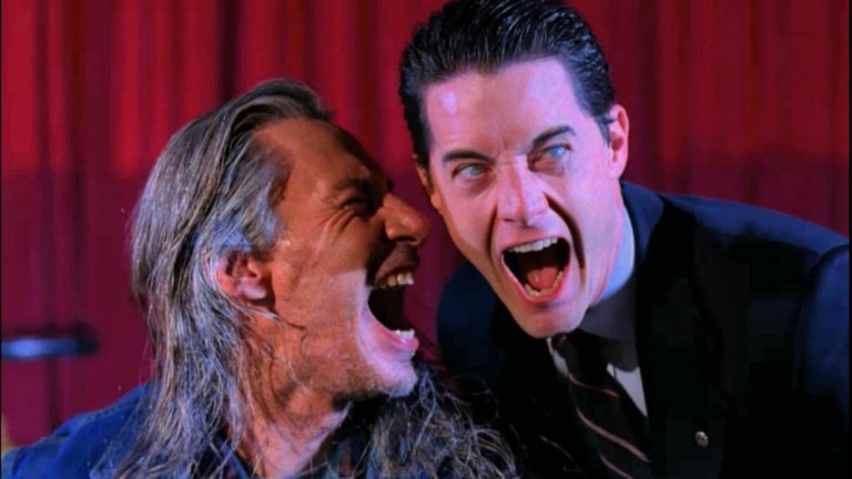 Twin Peaks / "Туин пийкс"
Това е сериалът, който промени самото естество на сериалите. Мистерията, заплетения сюжет, интересните герои и объркващите финали на всеки епизод можеха да накарат човек да жадува излизането на следващата серия (или да пусне веднага следващата, ако има целия сериал на компютъра си). С новия сезон обаче нещата далеч не седят по този начин. Дейвид Линч е решил да даде на феновете си един безкрайно дълъг филм, изпълнен с дълги и на пръв поглед тотално безсмислени сцени, които след 10 епизода може и да придобият някакво значение. Цялата тази обърканост като цяло не понася на много хора, но и дори на заклетите фенове ще им дойде множко да изгледат няколко серии наведнъж.