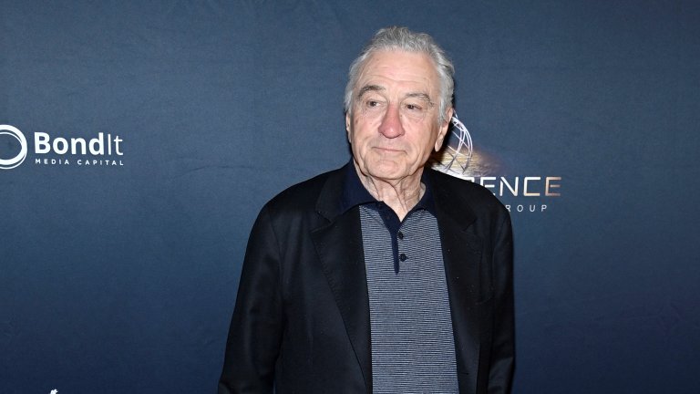 Актьорът също съди бившата си служителка.