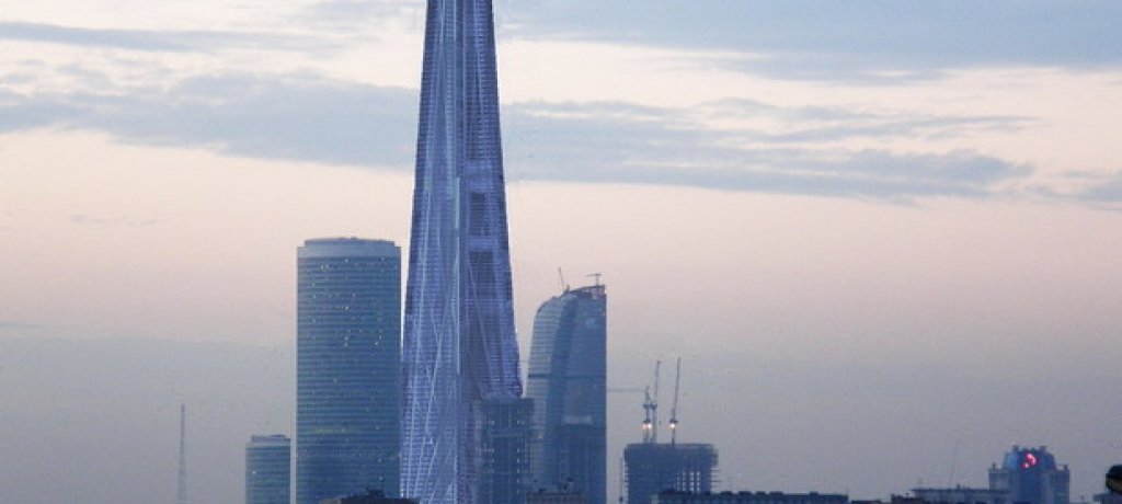 Russia Tower, Фостър и партньори
На няколко километра от Червения площад щеше да се издига една съвършено различна архитектурна амбиция - кулата "Русия". 600-метровият небостъргач с помещения за общо 25000 души наподобява самостоятелен вертикален град.
Той е смятан за една от най-екологично чистите сгради в света: по-голямата част от нея е с естествена вентилация, има тройна изолация за намаляване на загубите на енергия и фотоволтаична система за електроснабдяване, която подава излишъците от ток към общата електрическа мрежа.
Първата копка на сградата е направена през септември 2007 г., но само година по-късно идва световната финансова криза. Досещате се как приключва историята.
