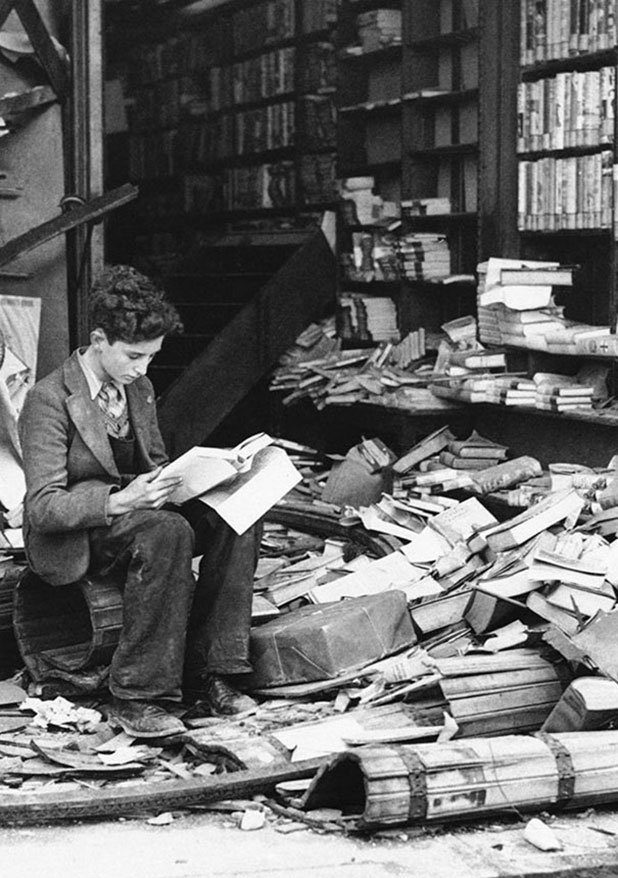 Книжарница в Лондон, разрушена от въздушно нападение, 1940 г.

