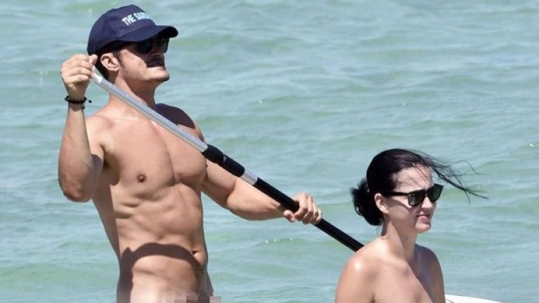 Очевидно е, че Пери и Блум не позират за тези снимки. И ако снимки по бикини често се появяват в таблиодните списания, публикуването на пълна голота не е обичайно