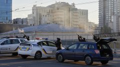 Според Белия дом Техеран е "директно ангажиран на терен" (на снимката: украински полицаи се опитват със стрелба да свалят дрон над Киев)