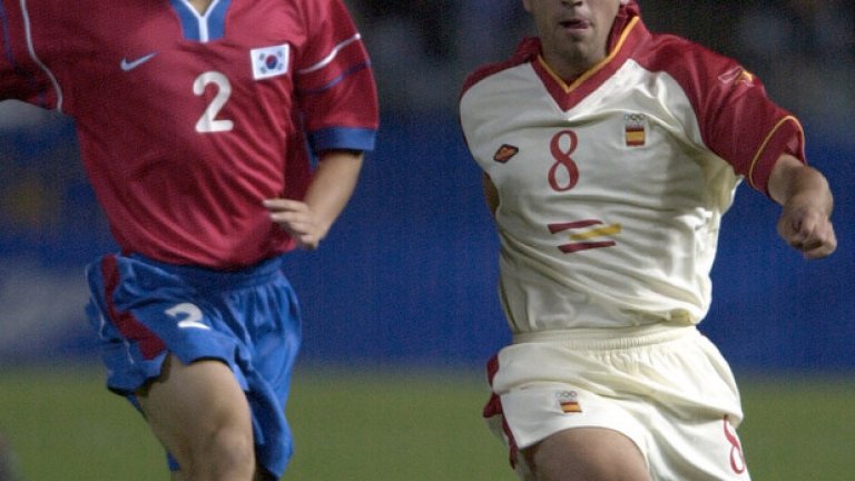 2000 г. - Шави се бори с бъдещия играч на Манчестър Юнайтед Парк Жи Сун от Южна Корея в мач от олимпийския турнир в Сидни. Там испанците останаха със сребро.