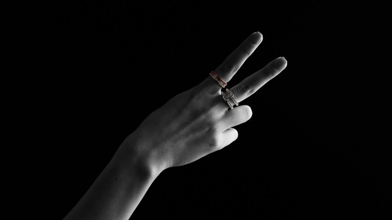 Този жест се използва, когато някой много дълго разказва нещо. Много дълго - съкрати.