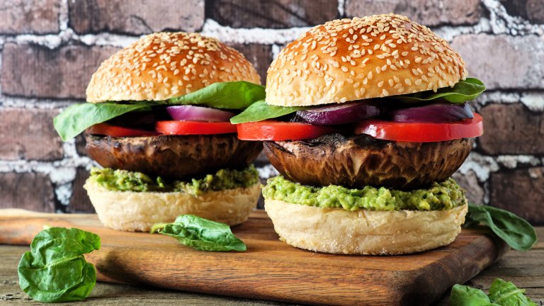 Бургери с гъби ПортобелоИзключително бърза рецепта за вкусни и сочни постни бургери. За един бургер ни трябва една средно голяма гъба, сорт Портобело, която почистваме с кухненска хартия и махаме пънчето. Намазваме я с малко зехтин, соев сос и мед и печем на скара, грил или сух тиган до кафява коричка. Заедно с нея запичаме и разполовената питка.

Мажем долната питка на бургера с намачкано авокадо със сол и черен пипер, слагаме гъбата Портобело и добавяме гарнитури по избор – краставици, домат, кетчуп, горчица. Слагаме и горната питка и поднасяме веднага, докато бургерът е топъл.