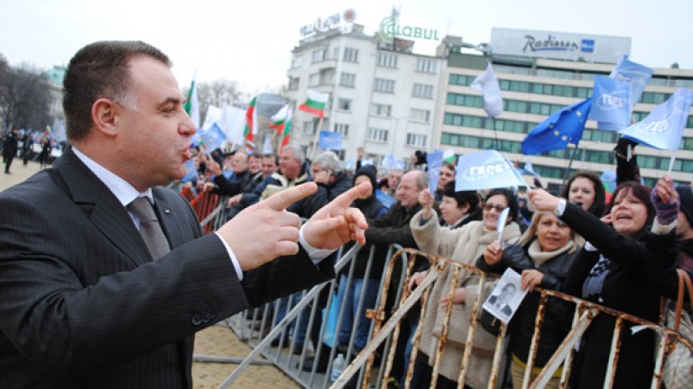 Министър Мирослав Найденов се къпе в народната любов