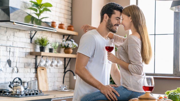 Искате ли да си прекарате времето доста по-приятно от това да се потите над печката? Че кой не иска! 
Рецептите за бързи и лесни летни вечери са доста. Избрахме няколко и ги споделяме с вас в галерията: