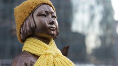 Сред исканията на Япония да бъде премахната статуята на момиче, символизиращо „жените за утеха", която днес се намира пред посолството в Сеул.