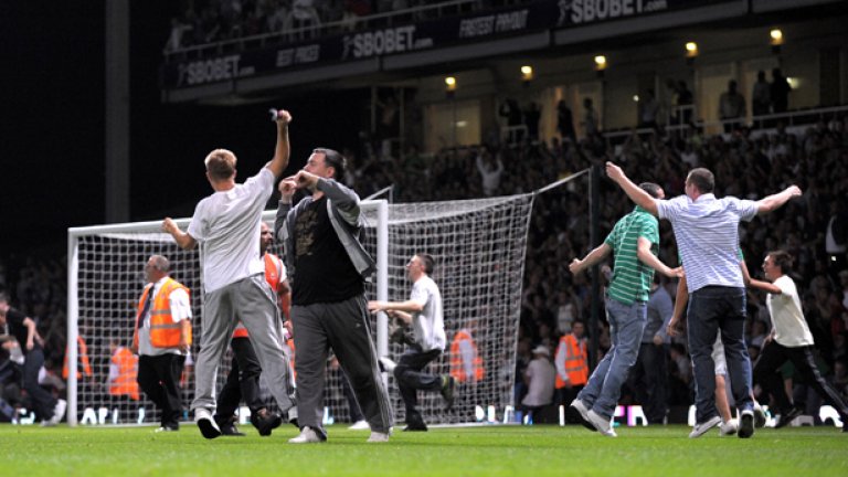 Феновете на Уест Хем нахлуха на терена по време на дербито с Милуол за Купата на Лигата през 2009