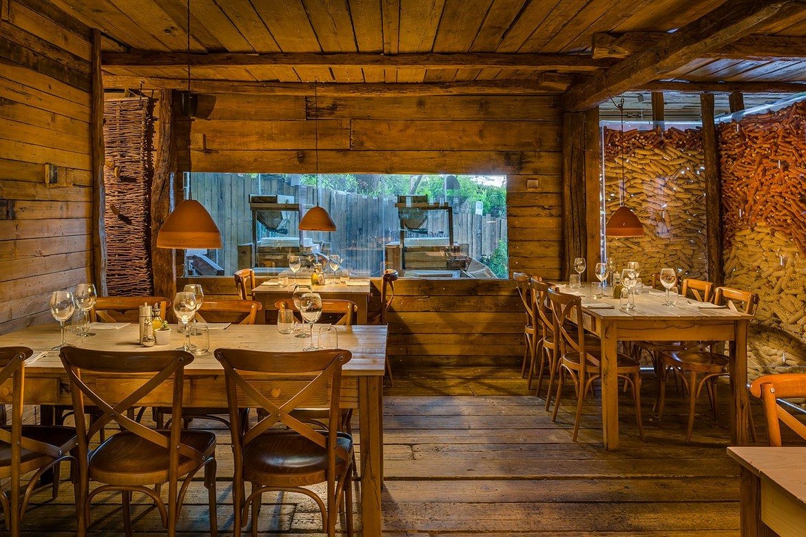  Millixhiu, Тирана, Албания 

Ресторантът е отворен през март месец 2016-а и предлага нов прочит на традиционни албански ястия. Интериорът, в който преобладава дървесината, изглежда топъл и уютен. Повечето посетители се влюбват от пръв поглед в мястото.
