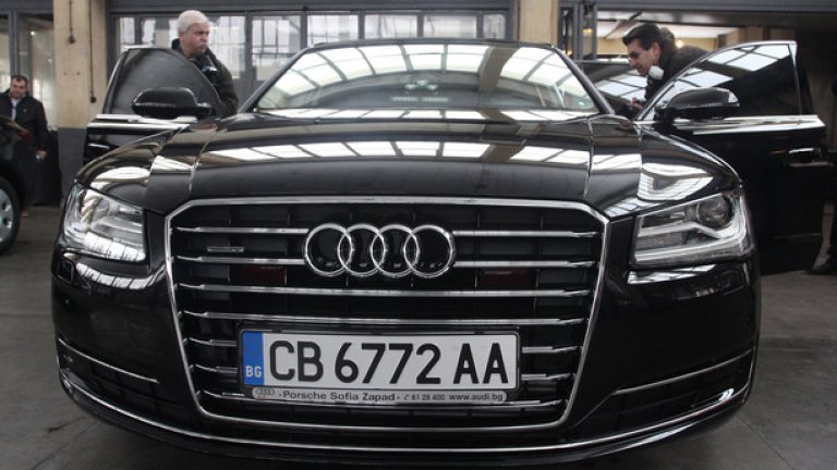 Новите коли на властта са леки автомобили висок клас Audi A8 L. 