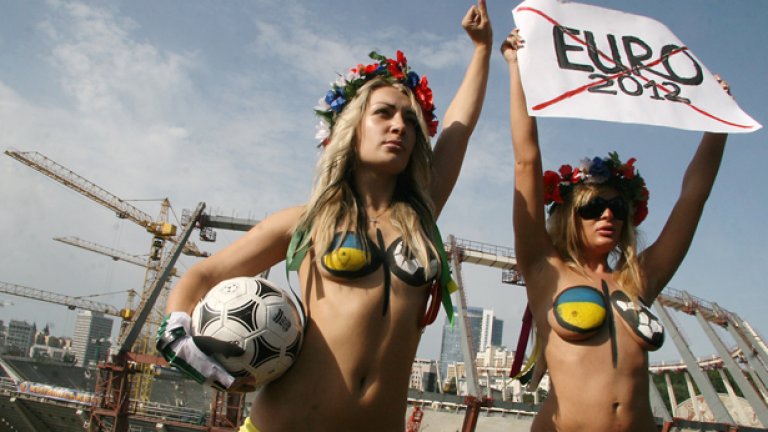 Предишният протест срещу Евро 2012 през лятото на фона на строящия се наново Олимпийски стадион в Киев