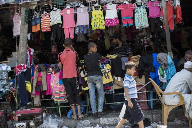 Газа, 16 август, 2014 -  деца продават дрехи на пазара