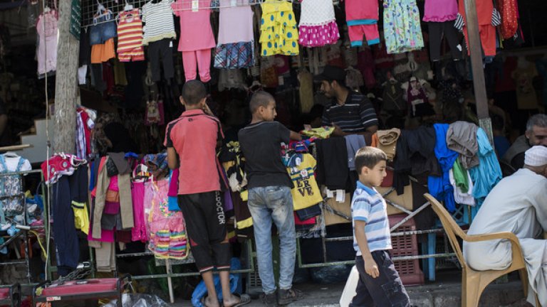 Газа, 16 август, 2014 -  деца продават дрехи на пазара