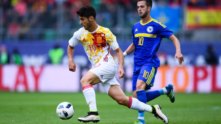 Направи дебюта си за испанския национален отбор в контролата срещу Босна и Херцеговина през май