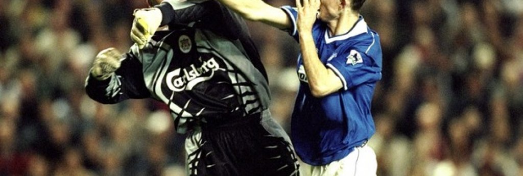 1. Ливърпул – Евертън 0:1, септември 1999 г. 
Кевин Кембъл донесе победата на „карамелите” с гол още в четвъртата минута, след което игрището заприлича на бойно поле. Франсис Джефърс и Сандер Вестервелд бяха изгонени след сблъсък помежду им. Стивън Джерард също потегли преждевременно към съблекалните след влизане, описано като на нивото на кръста от коментатора на BBC, а Майкъл Оуен можеше да се счита за късметлия, че остана до края на терена след влизане с двата крака срещу Дейвид Уеър.