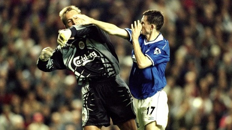 1. Ливърпул – Евертън 0:1, септември 1999 г. 
Кевин Кембъл донесе победата на „карамелите” с гол още в четвъртата минута, след което игрището заприлича на бойно поле. Франсис Джефърс и Сандер Вестервелд бяха изгонени след сблъсък помежду им. Стивън Джерард също потегли преждевременно към съблекалните след влизане, описано като на нивото на кръста от коментатора на BBC, а Майкъл Оуен можеше да се счита за късметлия, че остана до края на терена след влизане с двата крака срещу Дейвид Уеър.