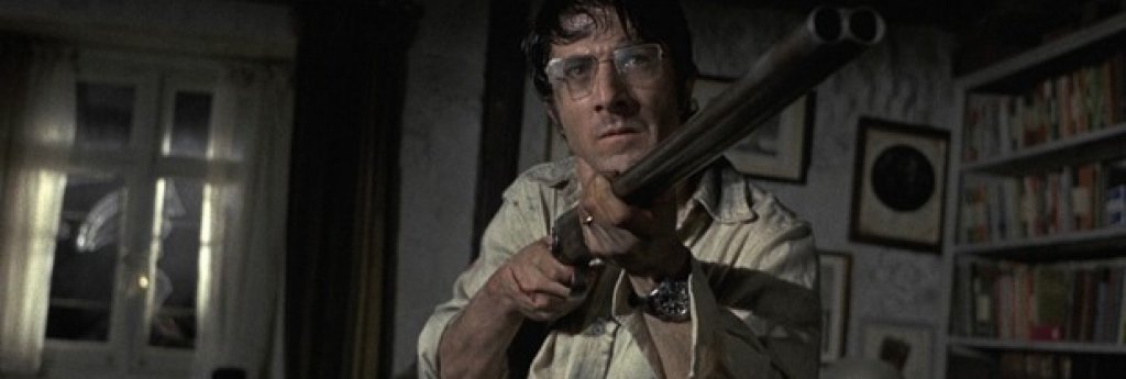 Дъстин Хофман в "Сламени кучета" (Straw Dogs, 1971)
Под режисурата на Сам Пекинпа, Дъстин Хофман се превъплъщава в ролята на математик от английската провинция. Той живее кротко със съпругата си, до един момент, когато тя е брутално изнасилена в дома им, без Дейвид да разбере. Проблемите започват и се умножават... Филмът е противоречив и изпълнен с насилие и напрежение. А финалът е просто страхотен. Дотолкова, че през 2011-та година под режисурата на Род Лори беше пусната нова верия на филма със същото име.