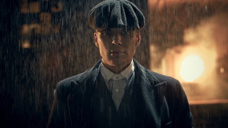 "Остри козирки"/ "Peaky Blinders" 
Фон на действието в сериала е бедния, мрачен и мръсен Бирмингам, в който едно семейство се опитва да се препитава с престъпен бизнес – рекет, кражби и незаконни залагания. Те носят под каскетите си бръснарски ножчета и оттам идва и името на сериала. В главната роля е Килиън Мърфи, който е познат от хитови продукции като "Дилъри на време" и "Генезис", а завръзката идва след изчезването на голямо количество боеприпаси от местната оръжейна фабрика. Почитателите на гангстерски филми със сигурност ще оценят поредицата.