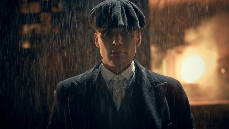  "Остри козирки"/ "Peaky Blinders" 

Фон на действието в сериала е бедния, мрачен и мръсен Бирмингам, в който едно семейство се опитва да се препитава с престъпен бизнес – рекет, кражби и незаконни залагания. Те носят под каскетите си бръснарски ножчета и оттам идва и името на сериала. В главната роля е Килиън Мърфи, който е познат от хитови продукции като "Дилъри на време" и "Генезис", а завръзката идва след изчезването на голямо количество боеприпаси от местната оръжейна фабрика. Почитателите на гангстерски филми със сигурност ще оценят поредицата.