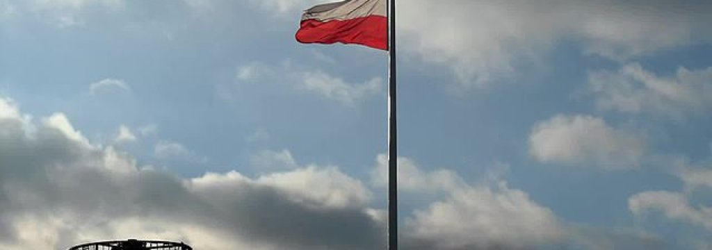 Polish_Flag_at_Arkadia_in_Warsaw_2015.webm