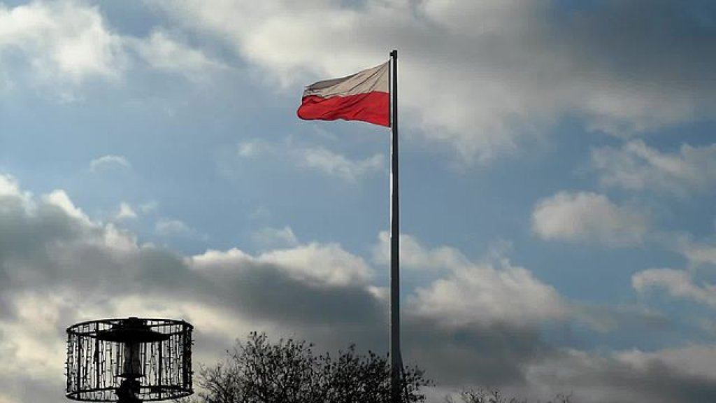 Polish_Flag_at_Arkadia_in_Warsaw_2015.webm