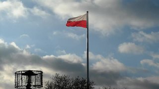 Polish_Flag_at_Arkadia_in_Warsaw_2015.webm