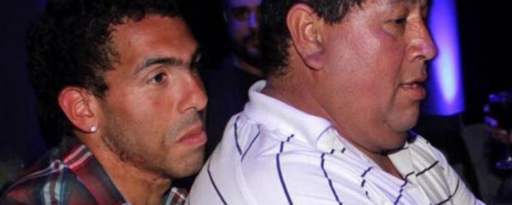 Бащата на Карлос Тевес. През 2014 г. Хуан Алберто Кабрал бе отвлечен и държан в плен в град Морон в покрайнините на Буенос Айрес. Предполага се, че първоначално похитителите не знаели кого са пленили, тъй като поискали сравнително малка сума. По-късно вдигнали летвата, а футболистът без колебание платил откупа от 400 000 долара и отново прегърнал баща си. 