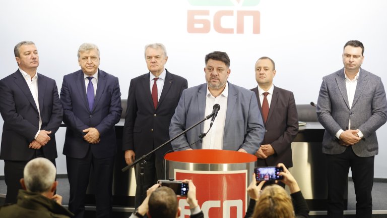 Председателят Атанас Зафиров обаче остава начело