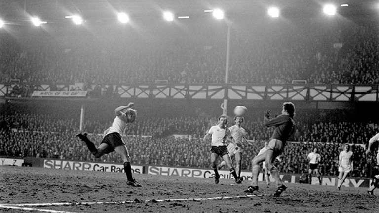 Две години след финала за ФА къп, съперниците се срещат в епичен полуфинал в турнира. Първият мач завършва 2:2 на "Мейн роуд", а Юнайтед печели с 1:0 преиграването на "Гудисън". На снимката Джими Грийнхолф отбелязва победното попадение с глава, пращайки "червените дяволи" на трети финал през последните 4 години