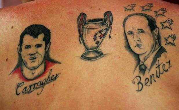 Татуировка, посветена на триумфа на Ливърпул в Шампионската лига през 2005-а, с главни действащи лица купата, Рафа Бенитес и Джейми Карагър.