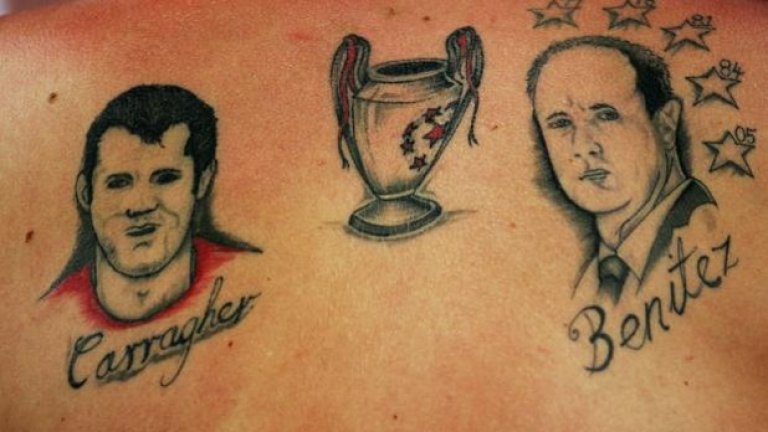 Татуировка, посветена на триумфа на Ливърпул в Шампионската лига през 2005-а, с главни действащи лица купата, Рафа Бенитес и Джейми Карагър.
