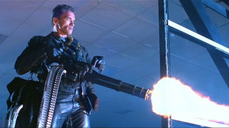 Minigun - Terminator 2: Judgment Day/"Терминатор 2"
Пушката помпа е може би първото оръжие, за което човек се сеща от поредицата с Арнолд Шварценегер, но епичната мощ, която струи от терминатора, награбил Minigun, не е за изпускане. Впоследствие многоцевната, скорострелна картечница се превръща в нещо, което се използва масово от франчайза, с което си печели и тази култова слава. На това му се казва "Hasta la vista, baby"!