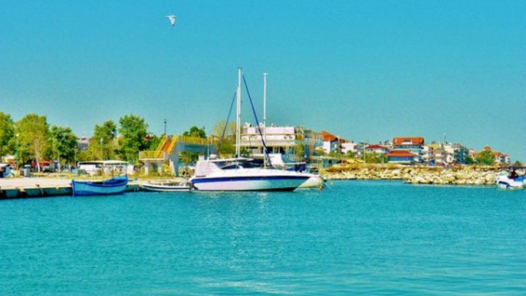 На разположение на туристите са 70 км чисти пясъчни плажове.