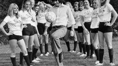 Момичетата и топката - две от трите най-важни неща в живота на Джордж Бест. Третото отсъства на снимката, но го имаше в изобилие в нощните клубове и барове, където мина голяма част от младостта на великия играч. Бести бе символът на футболните "Бийтълси".