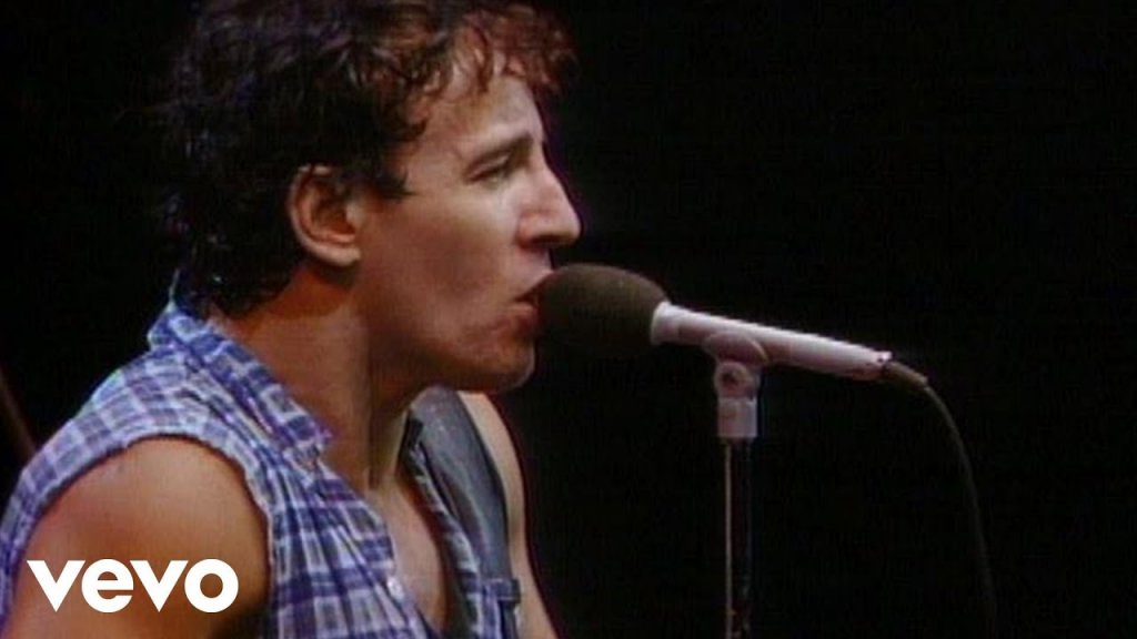 Bruce Springsteen - Born to Run
Не е нужно човек да е американец, за да оцени музиката на Брус Спрингстийн. Тя е правена за онези, които не ги свърта на едно място, които имат нужда от своя бунт и своето призвание за нещо по-голямо. Born to Run символизира всичко това.