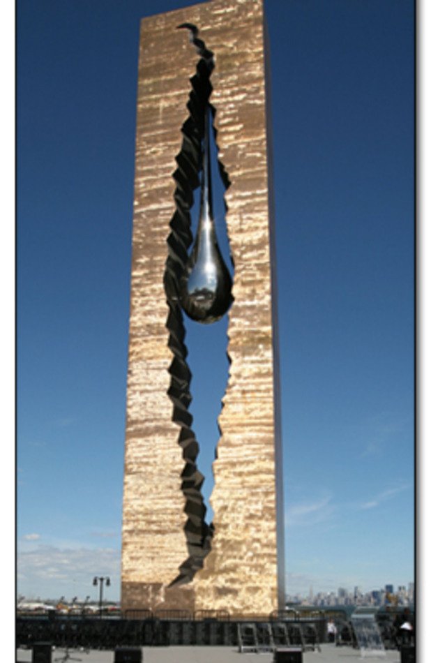 3. В памет на жертвите от 9/11 - Ню Джърси

Eдин от оцелелите след атаките от 9/11 описва паметника като "кръстоска между белег и женски полов орган." А споменахме ли, че от него непрекъснато капе вода? Впрочем, монументът е подарък от Владимир Путин и руския народ.