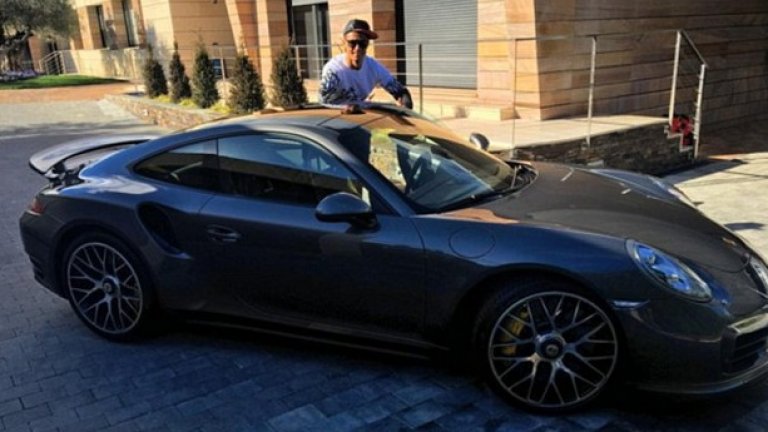 Кристиано Роналдо и новият му спортен автомобил