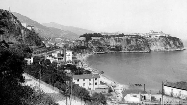 1939 г. - старият стадион "Луи II" ще се появи до самата вода.