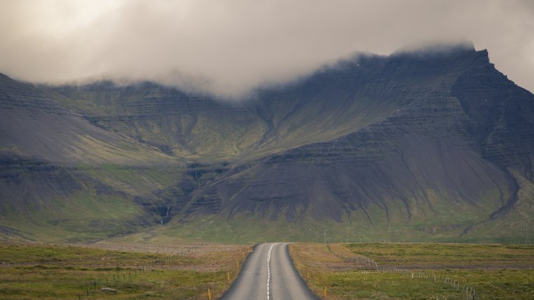 Околовръстният път на Исландия

Той обикаля в кръг целия остров и тъй като в Исландия няма обществен транспорт, колата под наем е добър вариант. Пътят минава през почти всичко, което Исландия може са предложи – черните плажове на бреговете на Атлантика, ледените шапки на вулканите, ледниците и всевъзможни полета от лава – от черни камъни до изумрудено зелени от вече поникналия по тях мъх. По пътя има и малки селища и ферми, а с малка отбивка може да се стигне до величествени водопади или до гейзери.