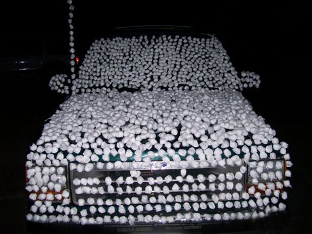 Това са топчета намокрен памук, оставени да изсъхнат върху автомобила. Работи при студени вечери. Сутрешната изненада е гарантирана
