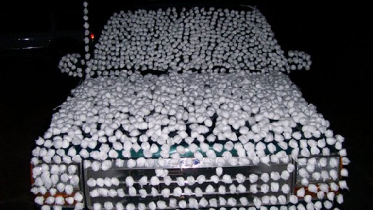Това са топчета намокрен памук, оставени да изсъхнат върху автомобила. Работи при студени вечери. Сутрешната изненада е гарантирана