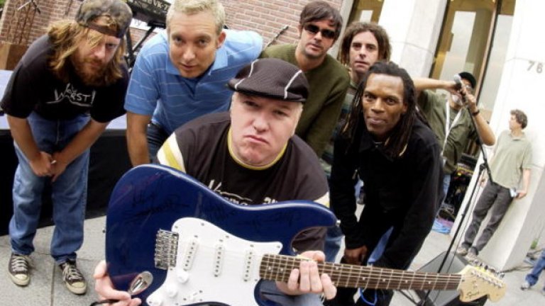 Smash Mouth - All Star
След като стана част от саундтрака на първия филм за Шрек, тийнейджърите преоткриха хита на Smash Mouth. И песента рязко придоби статут на дълбоко изтъркана.