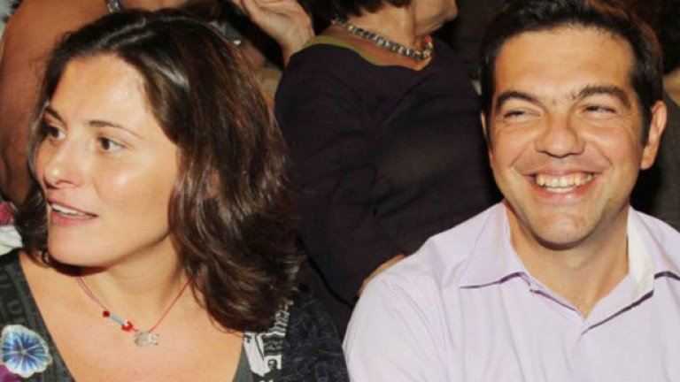 Бети Бациана няма брачна халка, мрази да пазарува и да ходи да фризьор. За нея се знае малко, освен че е родила двамата сина на Ципрас, работи като инженер и изповядва революционните идеи на комунизма