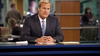 The Newsroom (сериал, 2012-2014 г.)
Да си водещ на новинарска емисия може да е изключително тежко, особено ако живееш в побъркани времена, а екипът около теб се променя. Уил Макавой (Джеф Даниелс във великолепна роля) много добре знае това. Знае и друго - САЩ не е най-великата страна на света. И макар да е американец, не се страхува да го каже. Историите, които той и екипът му отразяват, потвърждават, че е прав.
Подглед зад кулисите на една новинарска емисия, какъв е натискът върху медиите, как понякога стават грешки - умишлени или не - всичко това и още ще откриете в 25-те епизода на The Newsroom. Фокусът е върху екипа на измислена телевизия, която се сблъсква с трудностите при отразяването на истината и оцеляването в нова бизнес и политическа среда. А аналогиите със случващото се и у нас са просто неизбежни.