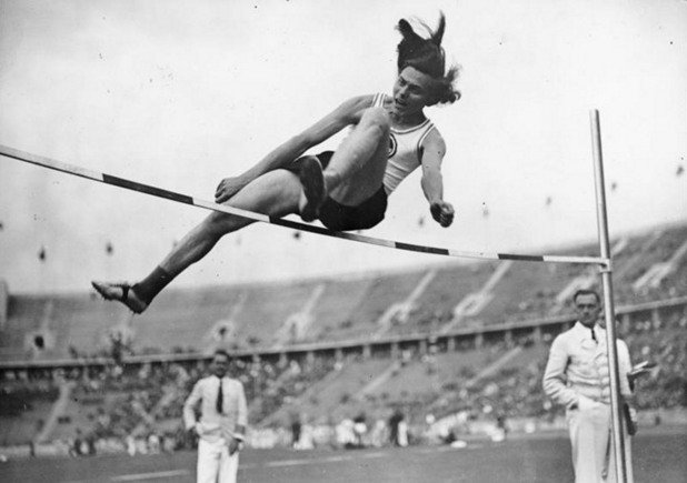 Дора Ратен (Германия), лека атлетика
Ражда се като Херман, но от самото начало лекарите спорят за пола на детето. Нацистите го принуждават да се обяви за жена и да смени името си на Дора специално за олимпиадата в Берлин през 1936 г. Въпреки това Херман/Дора остава на четвърто място в скока на височина. На европейското първенство през 1938 г. поставя световен рекорд - 1,67 м. Ратен е разкрит на връщане от шампионата - въпреки че носи пола, на гарата две жени забелязват, че има ерекция. 
