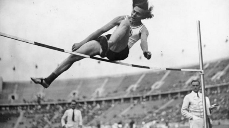 Дора Ратен (Германия), лека атлетика
Ражда се като Херман, но от самото начало лекарите спорят за пола на детето. Нацистите го принуждават да се обяви за жена и да смени името си на Дора специално за олимпиадата в Берлин през 1936 г. Въпреки това Херман/Дора остава на четвърто място в скока на височина. На европейското първенство през 1938 г. поставя световен рекорд - 1,67 м. Ратен е разкрит на връщане от шампионата - въпреки че носи пола, на гарата две жени забелязват, че има ерекция. 