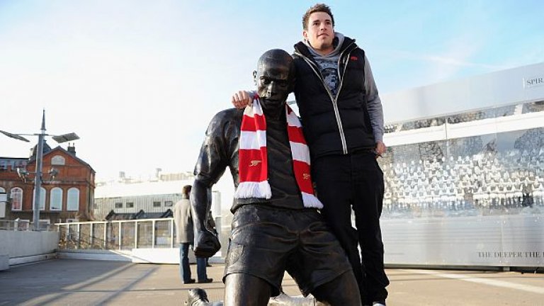 Фен на Арсенал се снима със статуята на Тиери Анри пред стадион "Емирейтс"