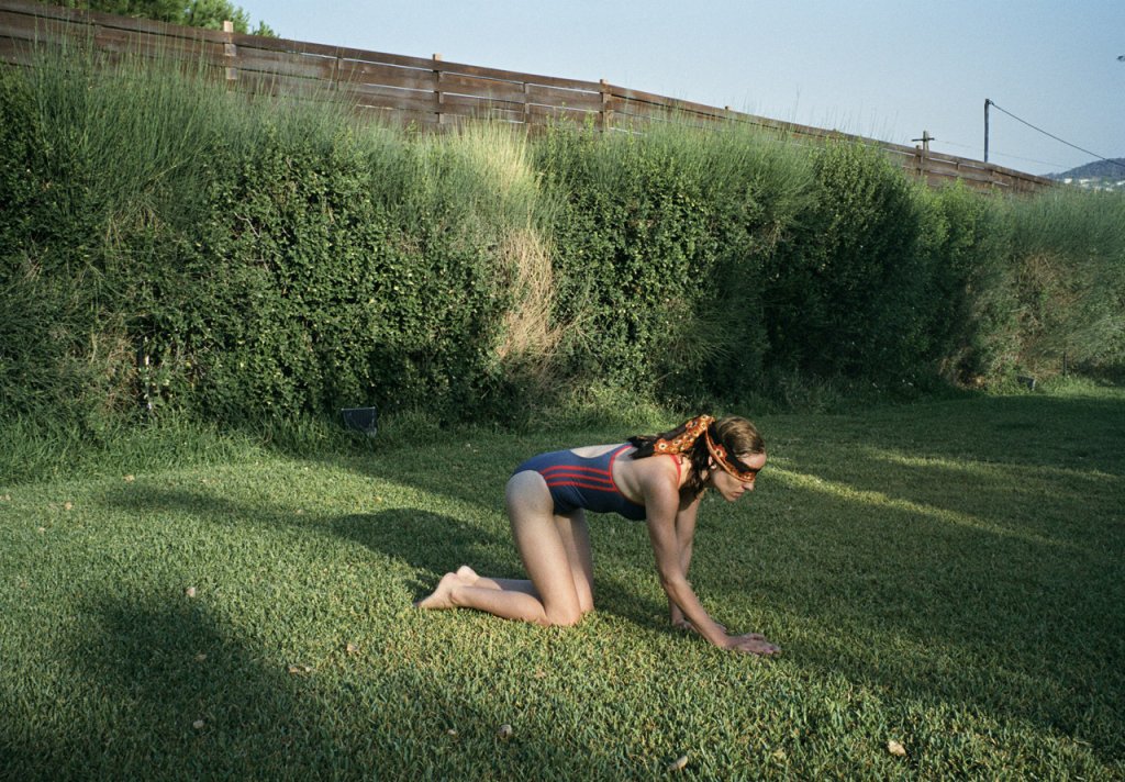 Кучешки зъб (Dogtooth, 2009)
Безспорно най-доброто заглавие на гръцкия режисьор си остава неговия дебют на Кан. Може би, защото не спазва норми или защото тогава е прекалено млад, за да му пука какво мислят студията, продуцентите и членовете на Акаде
